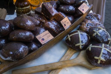 Şehir fuarında satılan farklı çavdar leziz ekmek. Riga, 18 Ağustos 2018.Letonya.