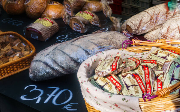 Различные сорта ржаного вкусного хлеба, продаваемого на городской ярмарке.Рига, 18 августа 2018.Latvia
.