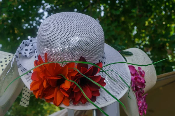 Bílý klobouk, obchod se suvenýry pro turisty. Riga, 18. srpna, 2018. Lotyšsko. — Stock fotografie