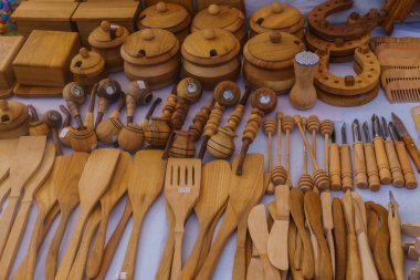 Turistler için el yapımı ahşap, hediyelik eşya dükkanı yapılan çeşitli ürünler. Riga, 18 Ağustos 2018.