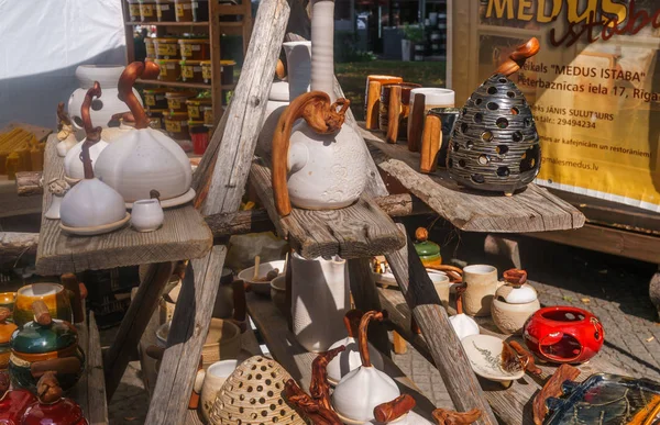 Varios recuerdos de cerámica, una tienda de recuerdos para los turistas. Riga, 18 de agosto de 2018.Letonia — Foto de Stock