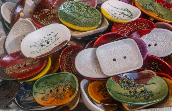 Varios jabones de cerámica, una tienda de recuerdos para los turistas. Riga, 18 de agosto de 2018.Letonia — Foto de Stock