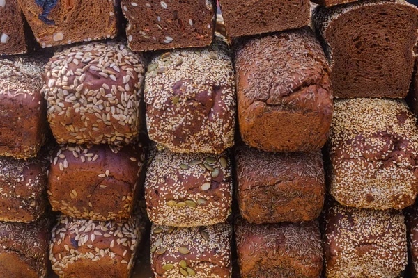 Chleb żytni z różnymi dodatkami na targach miejskich. — Zdjęcie stockowe