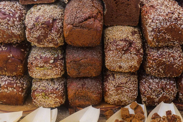 Chleb żytni z różnymi dodatkami na targach miejskich. — Zdjęcie stockowe