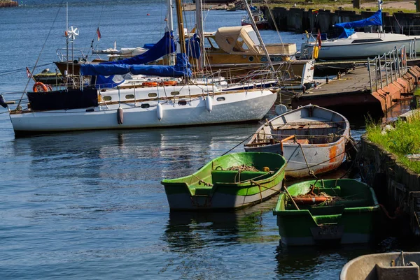 Een oude pier met oude boten en Viking op een grap. Golf van de Oostzee. — Stockfoto