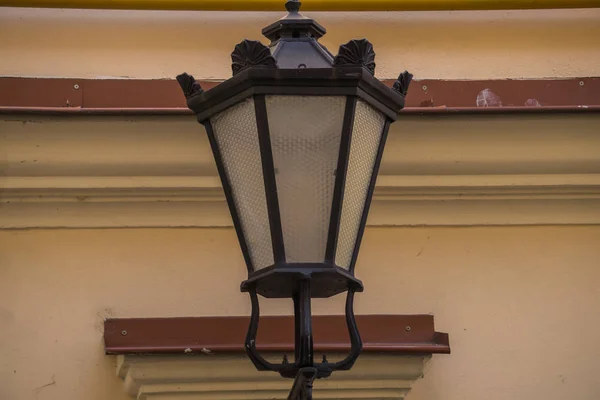 Уличная лампа прикреплена к стене дома . — стоковое фото
