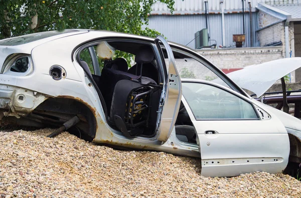 Gedemonteerde onderdelen van oude auto's. Oude reserveonderdelen voor auto's. — Stockfoto