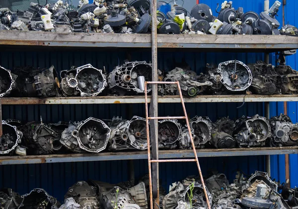 Piezas desmontadas de autos viejos. Piezas de repuesto antiguas para coches . — Foto de Stock