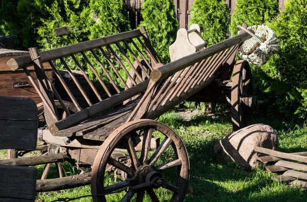 Old wooden cart and wicker basket. Old things from the barn — Stock Photo, Image