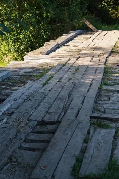 Antiguo puente de madera en ruinas sobre el río . —  Fotos de Stock