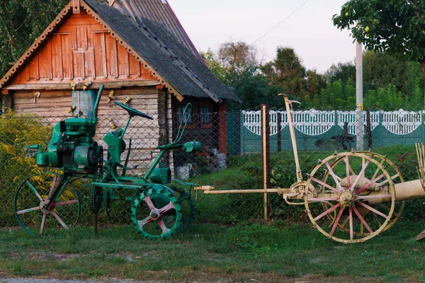 Scenery of old equipment near the fence in the village. — Stock Photo, Image