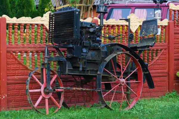 Cenário de equipamentos antigos perto da cerca na aldeia . — Fotografia de Stock