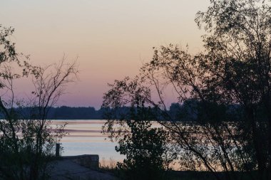 Göl üzerinde güzel güneşli gün batımı. Akşam manzarası.
