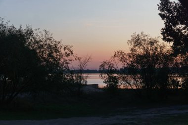 Göl üzerinde güzel güneşli gün batımı. Akşam manzarası.