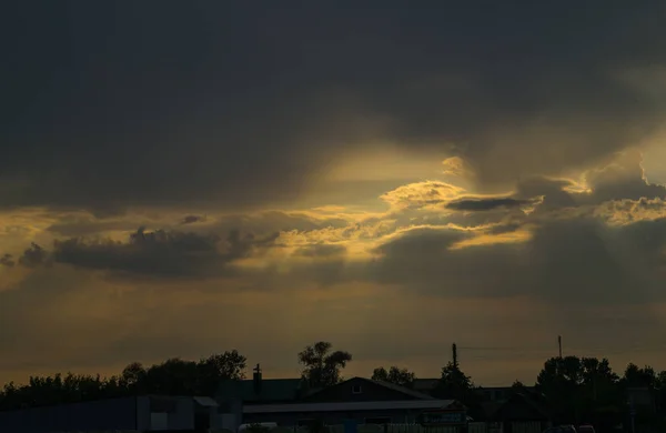 Belo pôr-do-sol sobre o campo. Paisagem noturna . — Fotografia de Stock