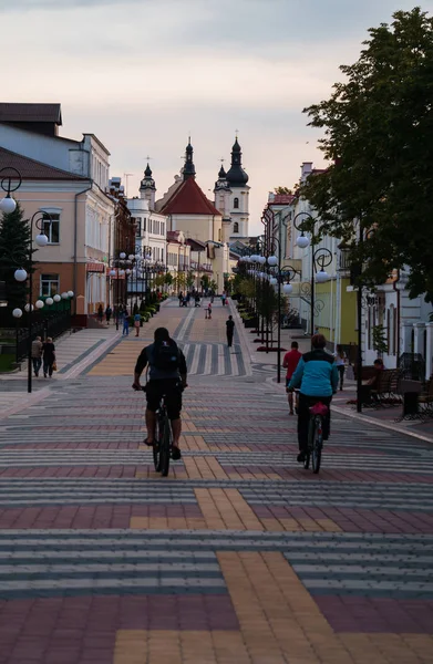 Pinszk, Fehéroroszország-augusztus 26, 2019. Fotó a történelmi, gyalogos Lenin utcában Pinsk. — Stock Fotó