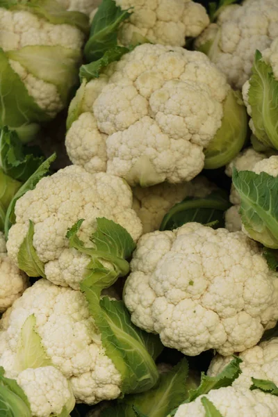 Couve-flor branca com folhas verdes em uma caixa no mercado . — Fotografia de Stock