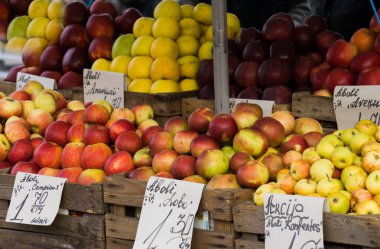 Markette satılık ev yapımı lezzetli elmalar..