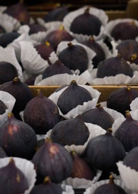İçinde belgili tanımlık çarşı Satılık kutularındaki olgun incir.