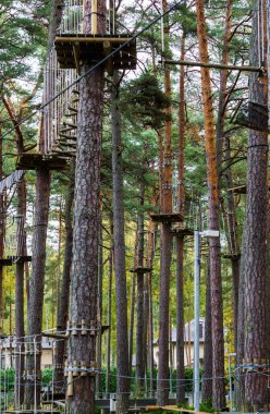 Letonya 'daki Jurmala' da çocuklar ve yetişkinler için bir şehir parkında engelli parka.