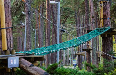 Letonya 'daki Jurmala' da çocuklar ve yetişkinler için bir şehir parkında engelli parka.