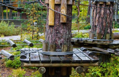 Letonya 'daki Jurmala' da çocuklar ve yetişkinler için bir şehir parkında engelli parka.