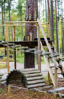 Letonya 'daki Jurmala' da çocuklar ve yetişkinler için bir şehir parkında engelli parka.