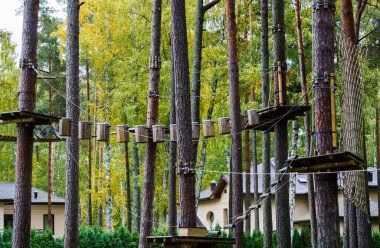 Letonya 'daki Jurmala' da çocuklar ve yetişkinler için bir şehir parkında engelli parka.