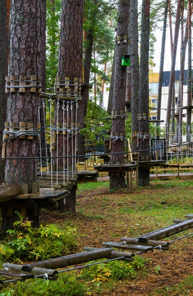 Letonya 'daki Jurmala' da çocuklar ve yetişkinler için bir şehir parkında engelli parka. — Stok fotoğraf