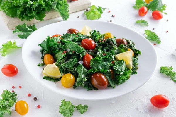Roasted cabbage with kale and cherry tomatoes and lemon slices. — Zdjęcie stockowe