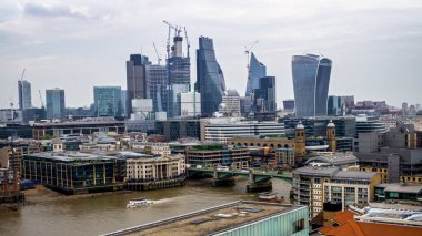 Baharda Londra 'da. İş dünyasının modern bölgelerine bakın..