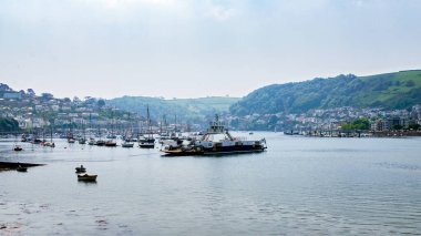 Dartmouth Devon ve tekneler ve yatlar, renkli evler, Dart nehri üzerinde yaz günü otel.