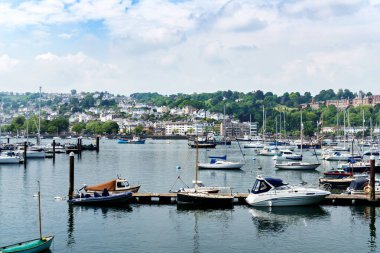 Dartmouth, Devon, Birleşik Krallık 25 Mayıs 2018. Tekneler ve yatlar, renkli evler, Dart nehri üzerinde yaz günü otel..