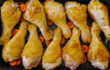 Kavurma Pan fırında pişmiş tavuk budu.