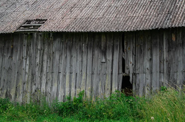 Geçen Yılın Tahtalarından Çürüyen Eski Bir Kulübe — Stok fotoğraf