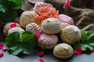 Mermer bir masada nefis pembe şekerlemeler. Tatlılar.