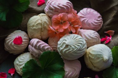 Mermer bir masada nefis pembe şekerlemeler. Tatlılar.