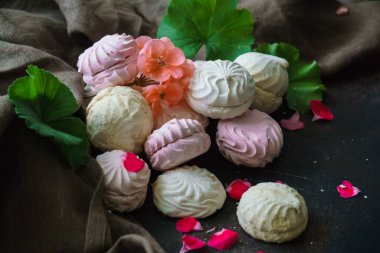 Mermer bir masada nefis pembe şekerlemeler. Tatlılar.