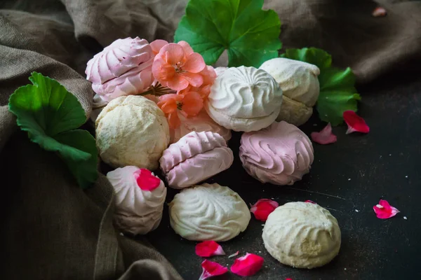 Mermer bir masada nefis pembe şekerlemeler. Tatlılar.