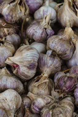 Taze kokulu sarımsak kokulu, yeşilimsi mor renkli bir kutu.