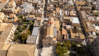 Sicilya 'daki barok bir mücevherin üstündeki Modika çikolatası, dolambaçlı sokakları ve nefes kesici yamaç manzarasıyla ünlüdür. Gökyüzünden hayranlık duyulan zamansız bir şehir.