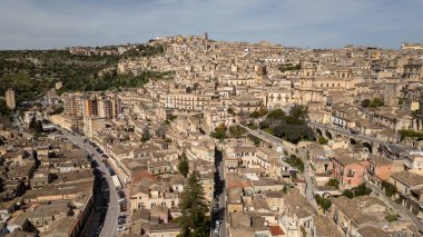 Sicilya 'daki barok bir mücevherin üstündeki Modika çikolatası, dolambaçlı sokakları ve nefes kesici yamaç manzarasıyla ünlüdür. Gökyüzünden hayranlık duyulan zamansız bir şehir.