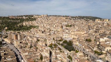 Sicilya 'daki barok bir mücevherin üstündeki Modika çikolatası, dolambaçlı sokakları ve nefes kesici yamaç manzarasıyla ünlüdür. Gökyüzünden hayranlık duyulan zamansız bir şehir.