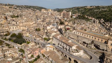 Sicilya 'daki barok bir mücevherin üstündeki Modika çikolatası, dolambaçlı sokakları ve nefes kesici yamaç manzarasıyla ünlüdür. Gökyüzünden hayranlık duyulan zamansız bir şehir.