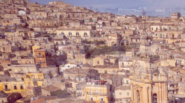 Sicilya 'daki barok bir mücevherin üstündeki Modika çikolatası, dolambaçlı sokakları ve nefes kesici yamaç manzarasıyla ünlüdür. Gökyüzünden hayranlık duyulan zamansız bir şehir.