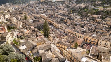 Sicilya 'daki barok bir mücevherin üstündeki Modika çikolatası, dolambaçlı sokakları ve nefes kesici yamaç manzarasıyla ünlüdür. Gökyüzünden hayranlık duyulan zamansız bir şehir.