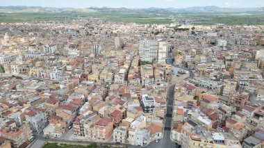 Barok sokaklarının volkanik ufuklarla buluştuğu Etna Dağı eteğindeki canlı bir Sicilya şehrinden Katanya..
