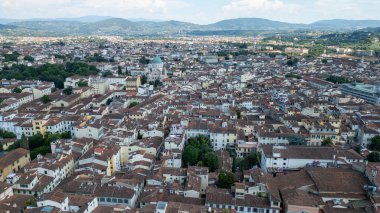 Sicilya 'da bir köyün gece ışıkları sıcak çatılar, dolambaçlı sokaklar ve İtalya' nın sonsuz cazibesi.