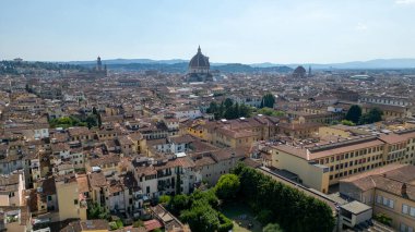 Sicilya 'da bir köyün gece ışıkları sıcak çatılar, dolambaçlı sokaklar ve İtalya' nın sonsuz cazibesi.