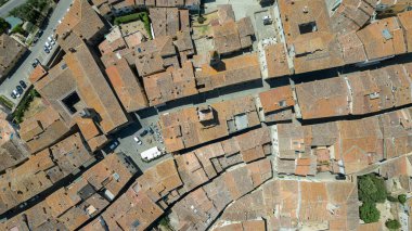 Sicilya 'daki barok bir mücevherin üstündeki Modika çikolatası, dolambaçlı sokakları ve nefes kesici yamaç manzarasıyla ünlüdür. Gökyüzünden hayranlık duyulan zamansız bir şehir.